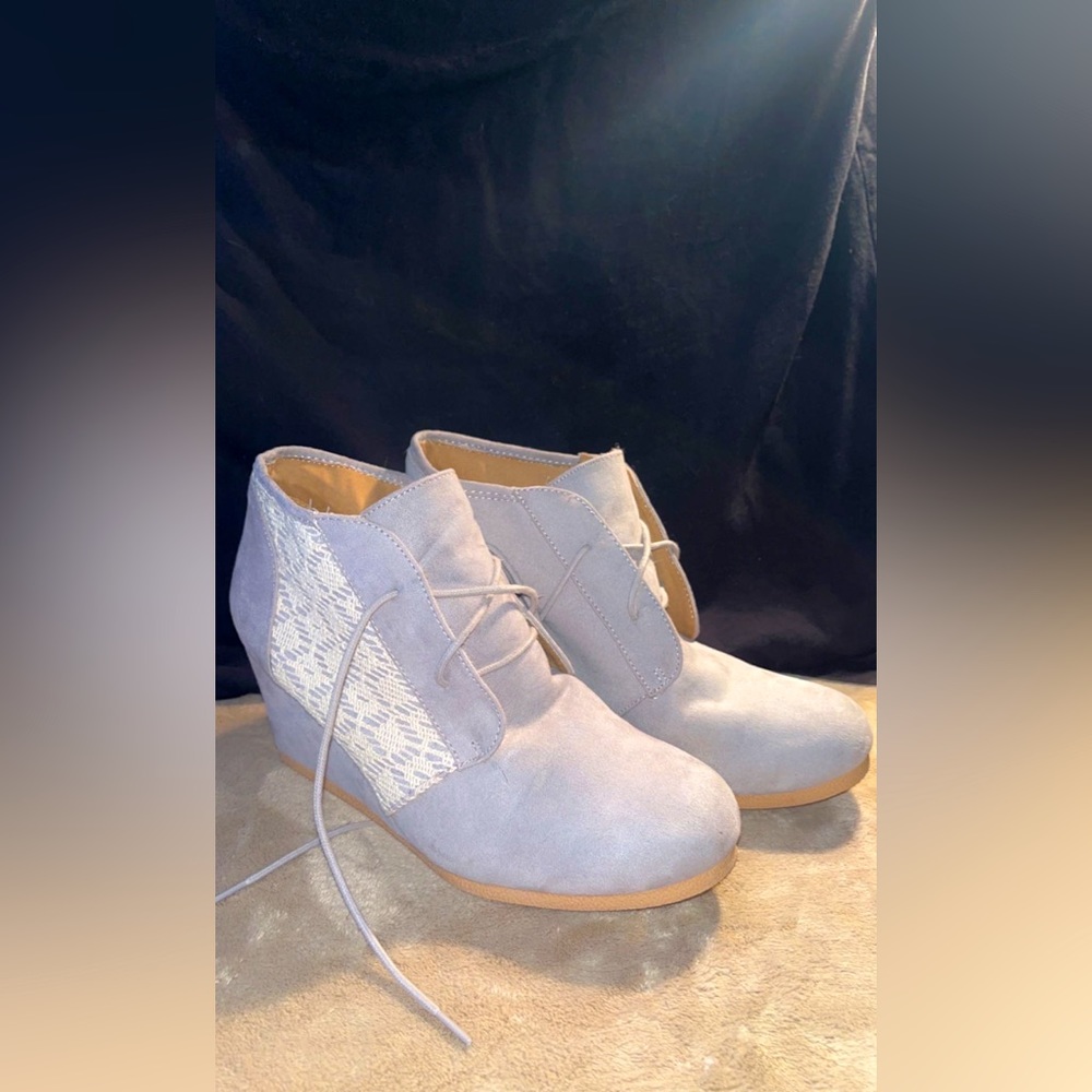 Selling due to the fact I don’t wear them anymore.